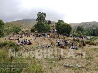 Valdilana, festa all’Alpe Artignaga: polenta concia e panini per oltre mille persone FOTO e VIDEO Angela Lobefaro per newsbiella.it