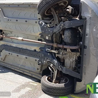 Pollone, auto si ribalta in via Frassati: ferito il conducente