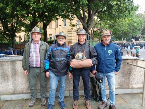 L’Alpino Massimo Rubeo “è andato avanti”, il suo cappello sfila all’Adunata di Genova con il gruppo di Mottalciata
