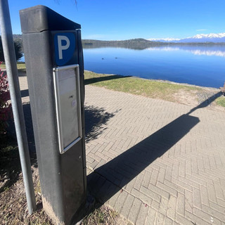 Viverone, fino a metà mese solo monete per i parcometri del lungolago (foto dalla pagina Facebook del comune di Viverone) Viverone, fino a metà mese solo monete per i parcometri del lungolago (foto dalla pagina Facebook del comune di Viverone)