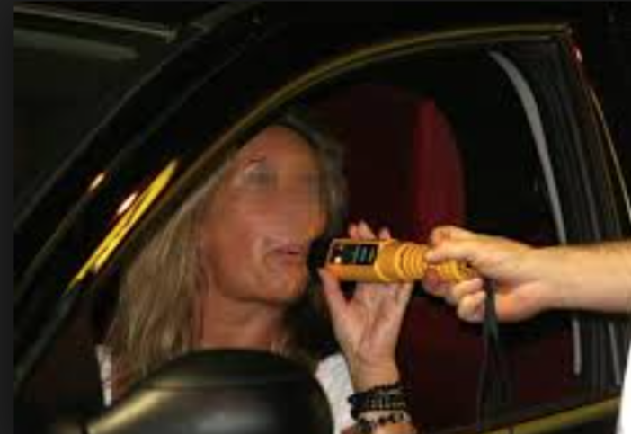 Fermata ad un controllo si infuria. Donna ubriaca denunciata all'autorità giudiziaria Fermata ad un controllo si infuria. Donna ubriaca denunciata all'autorità giudiziaria
