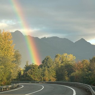 Dopo la pioggia, spunta un arcobaleno sulle Alpi biellesi: lo scatto di un lettore (foto di Claudio Burato)