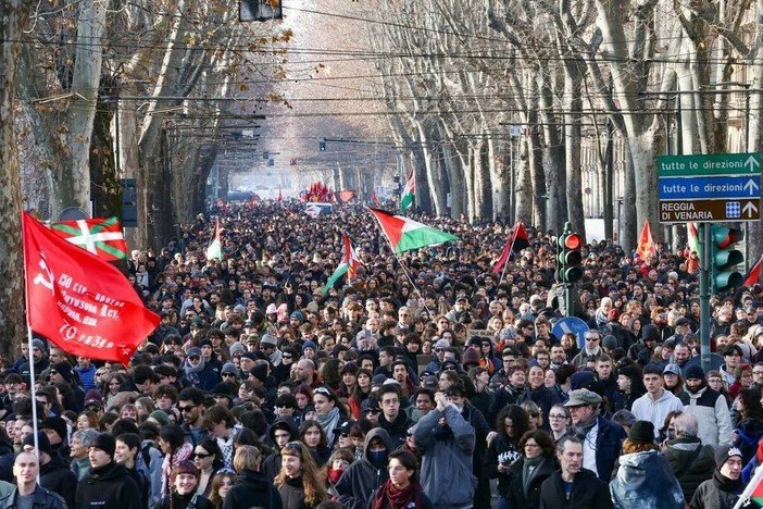 Corteo per Aska, Torino sotto assedio: camionetta in fiamme e agente picchiato