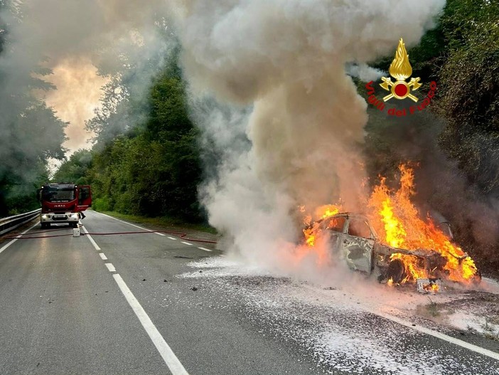 A fuoco un’auto sulla Settimo Vittone, è andata completamente distrutta (foto di Mattia Baù per newsbiella.it e Vigili del Fuoco Biella) A fuoco un’auto sulla Settimo Vittone, è andata completamente distrutta (foto di Mattia Baù per newsbiella.it e Vigili del Fuoco Biella)