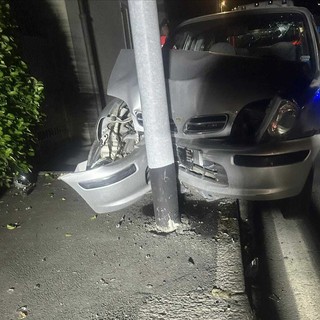 Vigliano, auto finisce contro un palo della luce FOTO