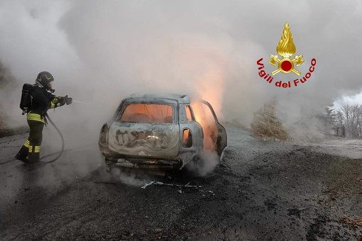 A Scopello auto avvolta dalle fiamme, in campo i Vigili del Fuoco FOTO A Scopello auto avvolta dalle fiamme, in campo i Vigili del Fuoco FOTO