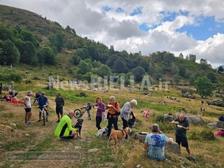 Valdilana, festa all’Alpe Artignaga: polenta concia e panini per oltre mille persone FOTO e VIDEO Angela Lobefaro per newsbiella.it