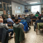 Un momento dell’affollata terza serata del corso di apicoltura, segnata da un vivo interesse per le innovazioni tecniche del comparto