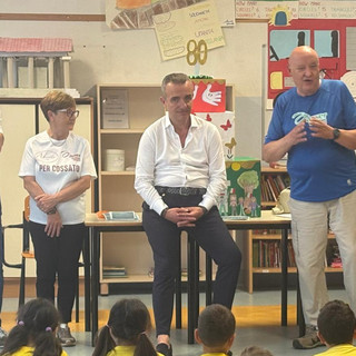 Auser Cossato in visita nelle scuole, consegna di copia della Costituzione agli alunni del Parlamento