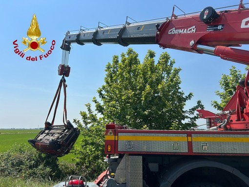Dal Nord Ovest – Mezzo si ribalta e finisce nel canale, in campo anche l’autogrù