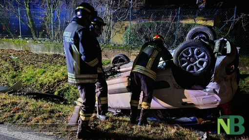 Perde il controllo dell’auto e si ribalta nel fosso - Foto di Mattia Baù per newsbiella.it