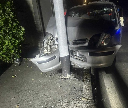 Vigliano, auto finisce contro un palo della luce FOTO Vigliano, auto finisce contro un palo della luce FOTO