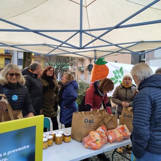 “Le Arance della Salute” arrivano a Ponzone: i volontari in piazza XXV Aprile per la ricerca sul cancro - foto Ruggero Coltro “Le Arance della Salute” arrivano a Ponzone: i volontari in piazza XXV Aprile per la ricerca sul cancro - foto Ruggero Coltro