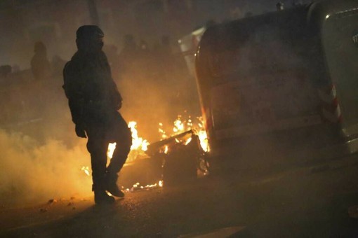 L'agente soccorso da un collega dopo essere stato accerchiato e picchiato L'agente soccorso da un collega dopo essere stato accerchiato e picchiato