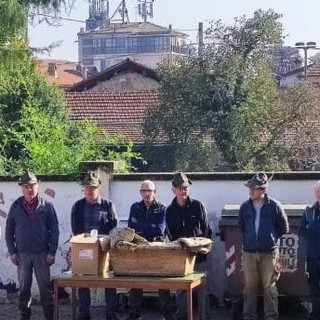 Dalle scuole alla casa di riposo, gli Alpini di Cavaglià scaldano i cuori con le caldarroste (foto di gruppo Alpini di Cavaglià)
