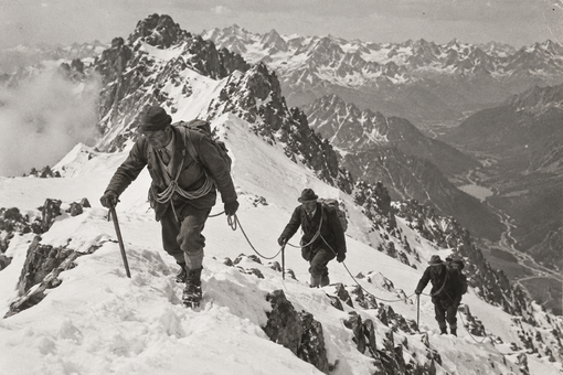 A Biella "Quelli della montagna": alpinismo locale nei filmati d'epoca - Immagine generata con IA A Biella "Quelli della montagna": alpinismo locale nei filmati d'epoca - Immagine generata con IA
