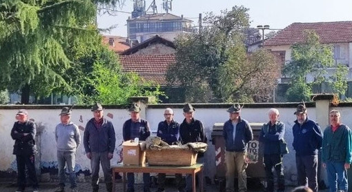 Dalle scuole alla casa di riposo, gli Alpini di Cavaglià scaldano i cuori con le caldarroste (foto di gruppo Alpini di Cavaglià) Dalle scuole alla casa di riposo, gli Alpini di Cavaglià scaldano i cuori con le caldarroste (foto di gruppo Alpini di Cavaglià)