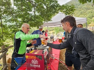 Valdilana, festa all’Alpe Artignaga: polenta concia e panini per oltre mille persone FOTO e VIDEO Angela Lobefaro per newsbiella.it
