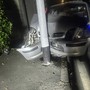 Vigliano, auto finisce contro un palo della luce FOTO Vigliano, auto finisce contro un palo della luce FOTO
