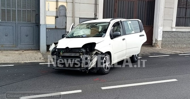 Biella, auto finisce contro il palo della luce: soccorsa una donna (foto di Mattia Baù in esclusiva per Newsbiella.it) Biella, auto finisce contro il palo della luce: soccorsa una donna (foto di Mattia Baù in esclusiva per Newsbiella.it)