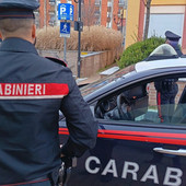 Cossato, apre la portiera dell'auto e colpisce una ciclista: conducente scoperto senza patente (foto di repertorio)