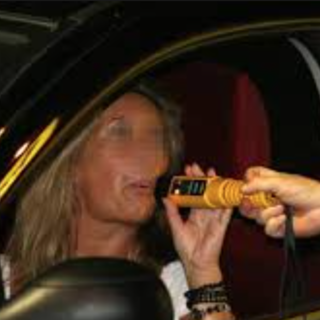 Fermata ad un controllo si infuria. Donna ubriaca denunciata all'autorità giudiziaria