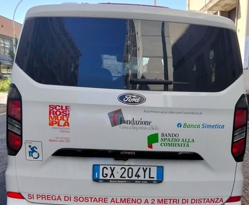 In foto, il nuovo pulmino AISM con i loghi di Fondazione CRB e Banca Simetica. In foto, il nuovo pulmino AISM con i loghi di Fondazione CRB e Banca Simetica.