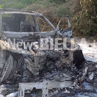 A fuoco un’auto sulla Settimo Vittone, è andata completamente distrutta (foto di Mattia Baù per newsbiella.it)