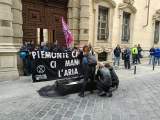 Davanti a Palazzo Lascaris si celebra il funerale dell'aria pulita: "Ogni anno muoiono 4mila piemontesi per lo smog" [FOTO e VIDEO]