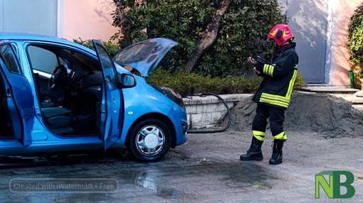 Fumo dal motore, poi le fiamme: incendio ad un’auto a Cossato (foto di Mattia Baù per newsbiella.it)