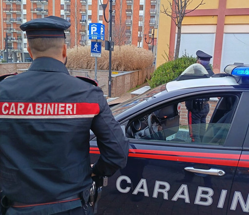 Biella, lancia oggetti contro le auto in transito
