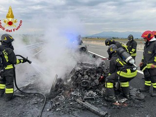 Dal Nord/Ovest, incendio auto lungo la A26 Dal Nord/Ovest, incendio auto lungo la A26