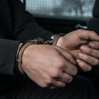 Dal Nord Ovest - La getta a terra e la molesta: arrestato 33enne per violenza sessuale (foto di repertorio)