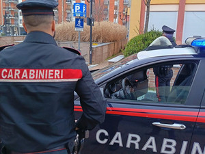 Cossato, apre la portiera dell'auto e colpisce una ciclista: conducente scoperto senza patente (foto di repertorio)