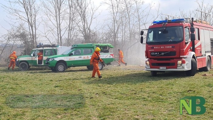 Scatta l’allarme per un incendio, fiamme tra Curino e Sostegno (foto di repertorio)