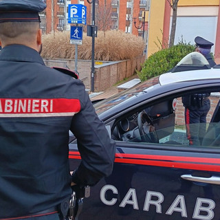 Cossato, apre la portiera dell'auto e colpisce una ciclista: conducente scoperto senza patente (foto di repertorio)