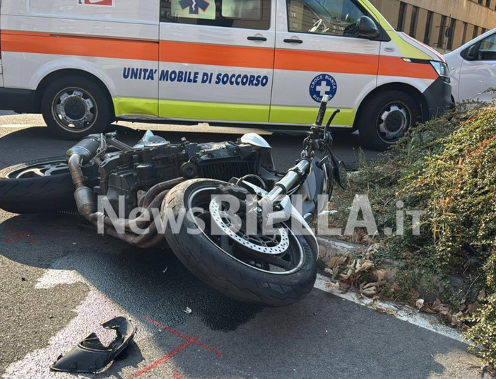 Biella, scontro tra auto e moto all’incrocio di via Bertodano (foto di Davide Finatti per newsbiella.it)
