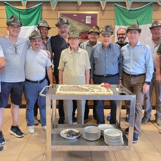 Alpini, grande festa a Vigliano per i 95 anni di Giuliano Valenti Alpini, grande festa a Vigliano per i 95 anni di Giuliano Valenti