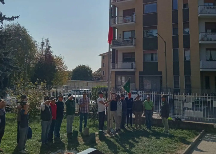 Medie di Biella Chiavazza, la bandiera apre il nuovo anno scolastico insieme agli Alpini