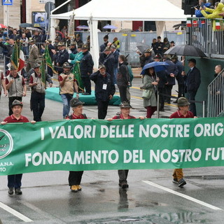 Adunata Nazionale Alpini, la sfilata raccontata dagli striscioni