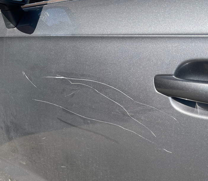 Biella, auto nel mirino dei vandali: righe a portiera e cofano FOTO