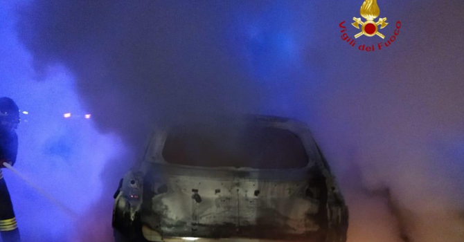 Attimi di paura in Superstrada, auto in fiamme all'uscita di Cossato (foto di repertorio)