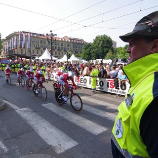 Il Giro d'Italia rende omaggio agli Alpini