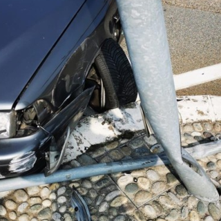 Lessona, auto contro un palo