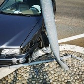 Grosso spavento a Cossato, un'auto finisce contro un palo della luce (foto di repertorio)