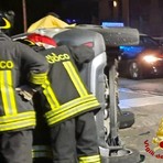 Auto si ribalta a Vigliano: danneggiata una colonnina del metano, foto archivio Auto si ribalta a Vigliano: danneggiata una colonnina del metano, foto archivio