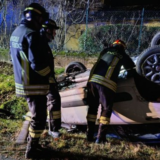 Perde il controllo dell’auto e si ribalta nel fosso - Foto di Mattia Baù per newsbiella.it