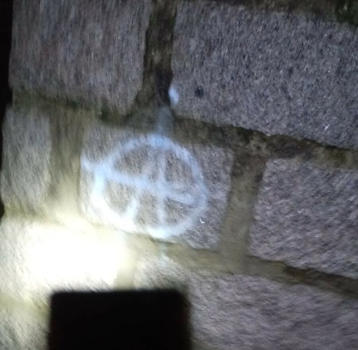 Biella Cossila, simbolo anarchico disegnato su una pietra, cittadini indignati