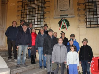 Gli Alpini del Piazzo commemorano Mario Cucco e i Caduti in piazza Cisterna Gli Alpini del Piazzo commemorano Mario Cucco e i Caduti in piazza Cisterna