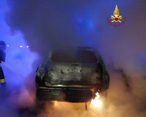 Auto in fiamme a Coggiola (foto di repertorio)